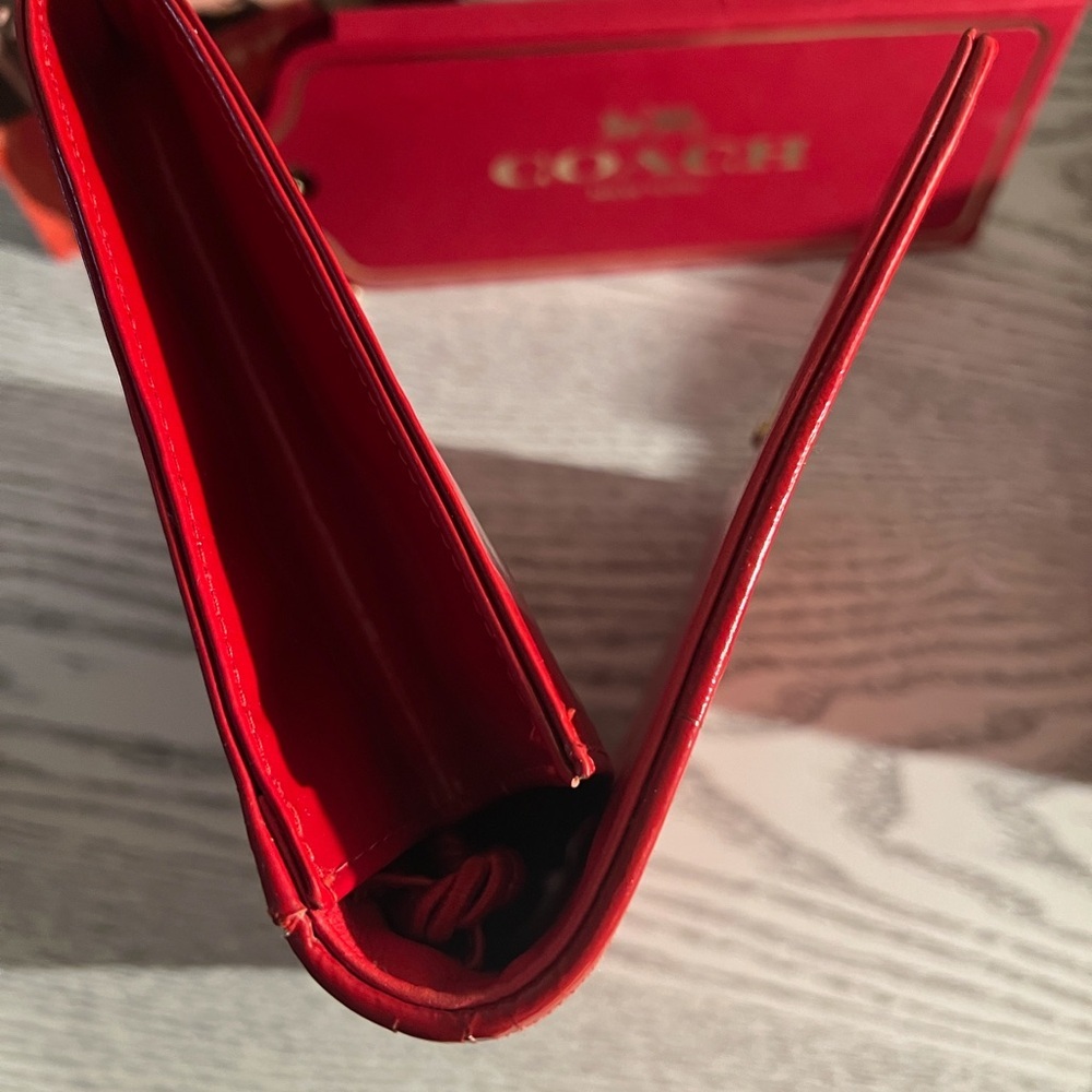 NWOT Fendi Vintage Red Embossed Logo Leather Crossbody Bag w/Cert Card - Picture 6 of 15